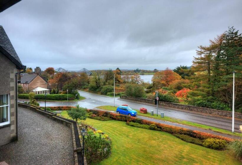 اتاق لوکس با بالکن و چشمانداز دریا, Falls Of Lora