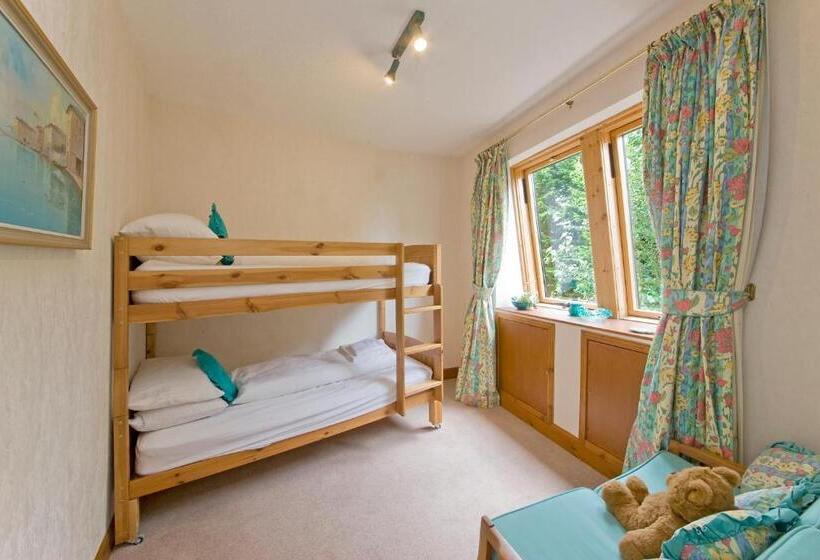 اتاق خانوادگی, Falls Of Lora