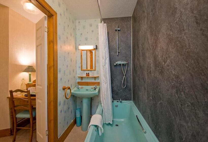 اتاق خانوادگی, Falls Of Lora