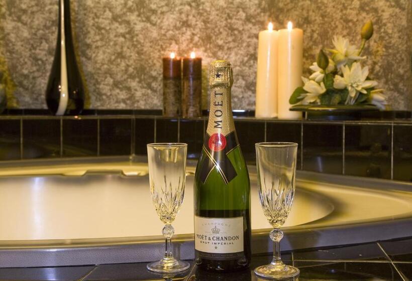 اتاق استاندارد با وان آب گرم, Falls Of Lora