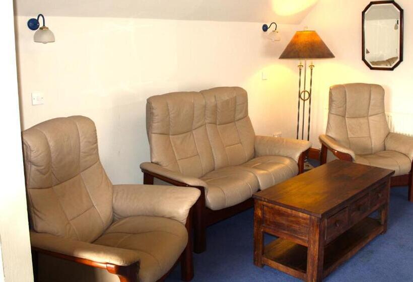 اتاق لوکس با بالکن, Falls Of Lora