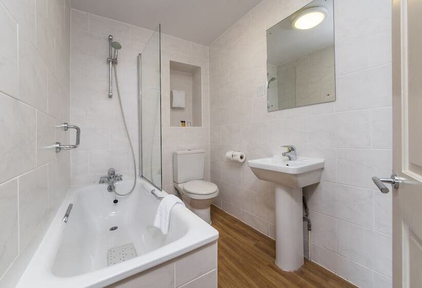 수피리어 룸, George