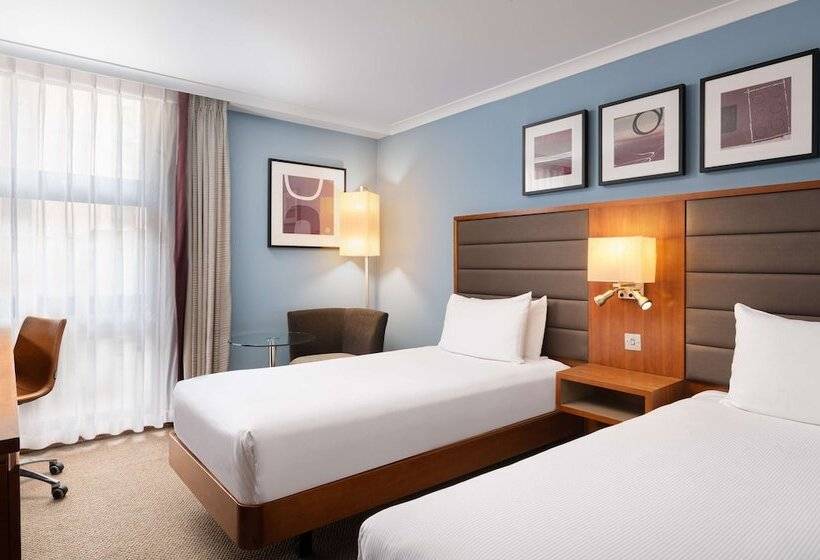 Номер Deluxe, Hilton London Kensington