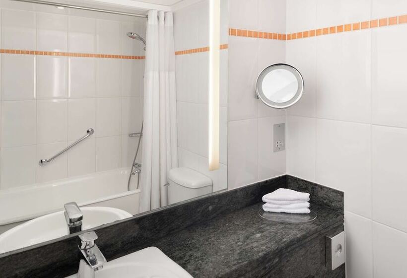 Номер Superior, Hilton London Kensington