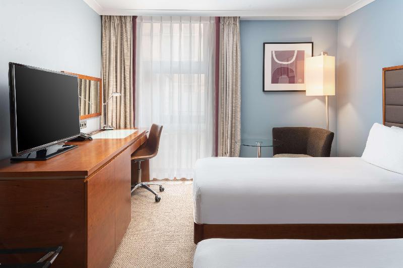 Номер Deluxe, Hilton London Kensington