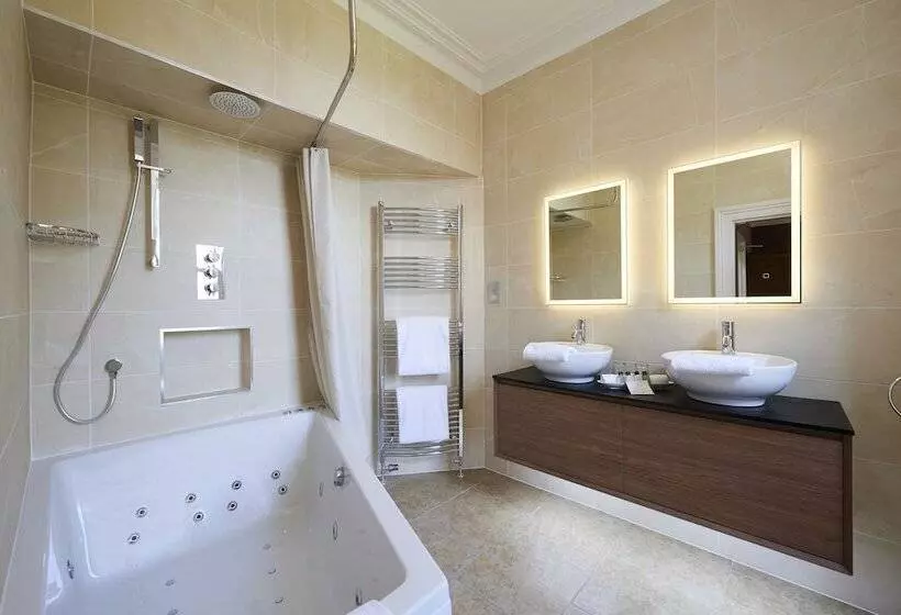 اتاق اجرایی, Loch Ness Country House