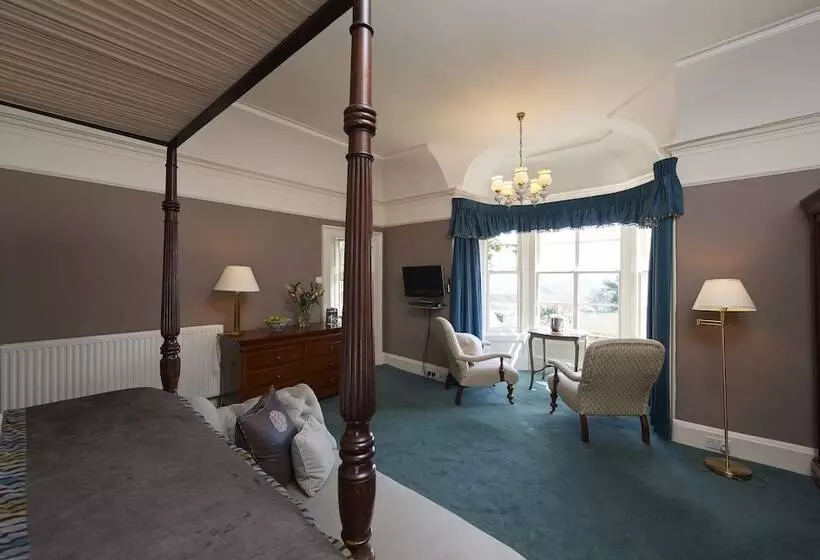 اتاق اجرایی, Loch Ness Country House