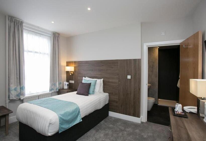 标准单人间, Marsham Court