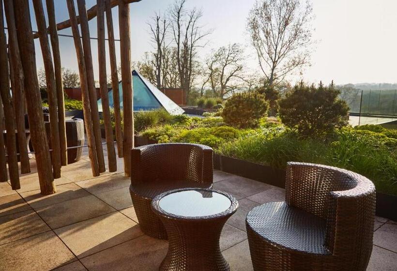 جناح جونيور, Ockenden Manor Hotel & Spa