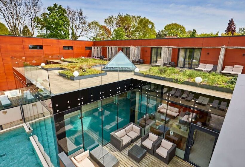 جناح جونيور, Ockenden Manor Hotel & Spa