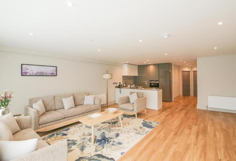 דירת שלושה חדרים, Old Thorns Hotel & Resort