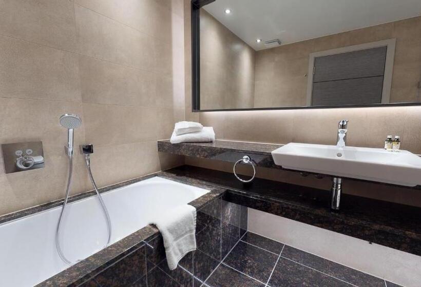 דירת שלושה חדרים, Old Thorns Hotel & Resort