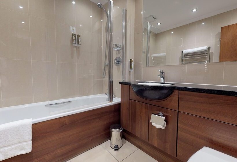 חדר סופריור, Old Thorns Hotel & Resort