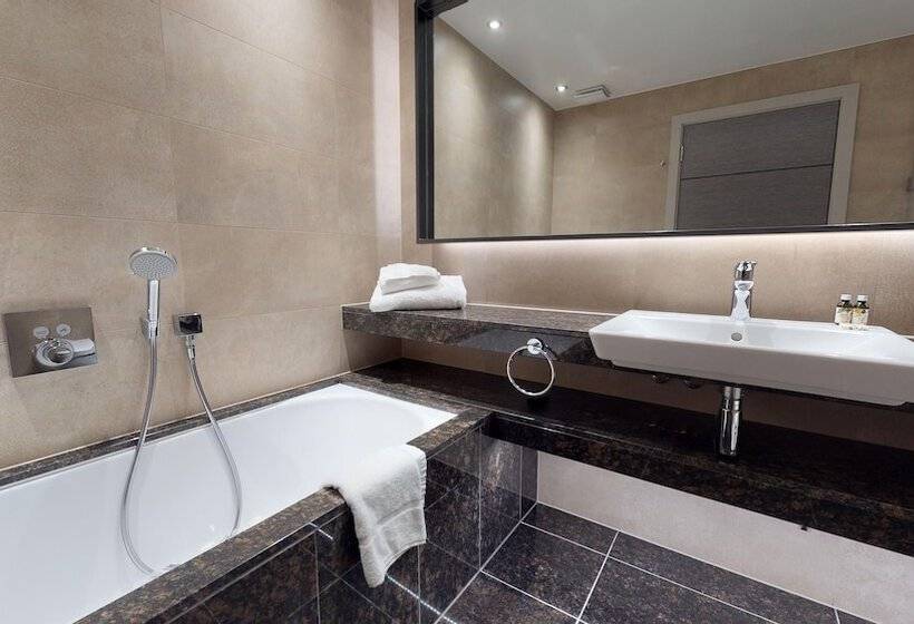 דירת שני חדרים, Old Thorns Hotel & Resort