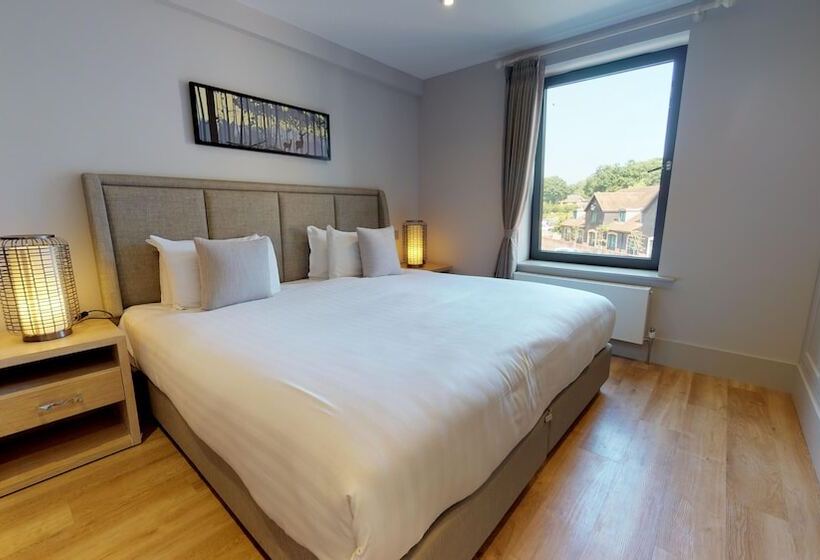 דירת שני חדרים, Old Thorns Hotel & Resort