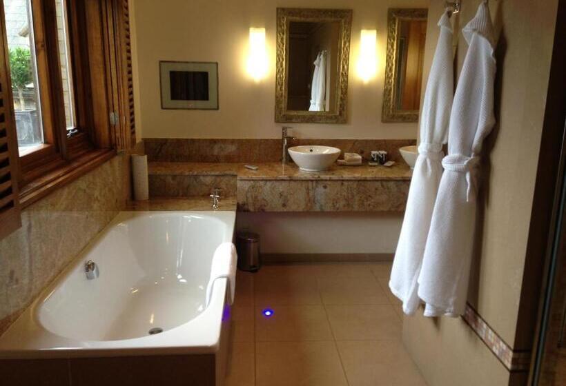 جناح جونيور, South Lodge