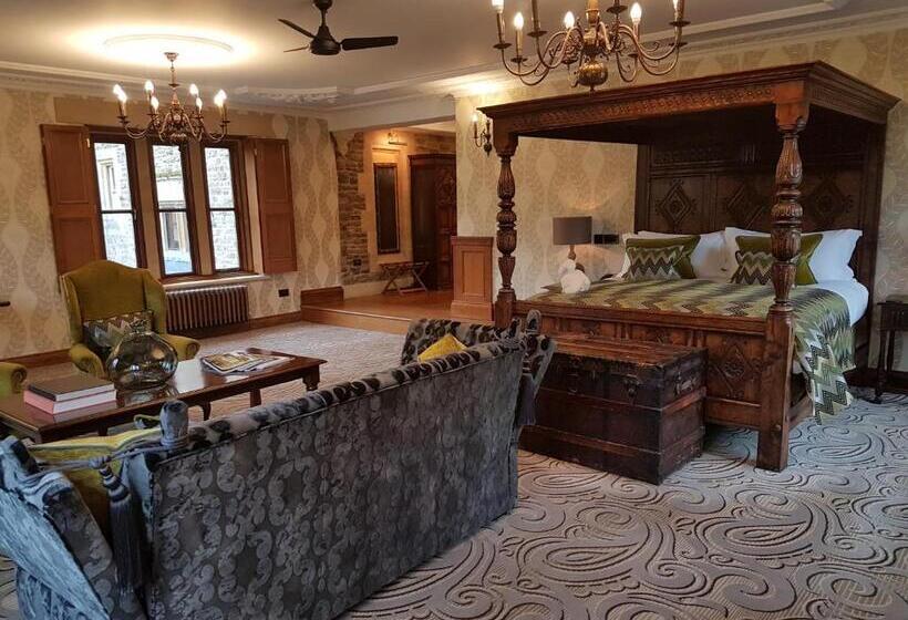 جناح جونيور, South Lodge