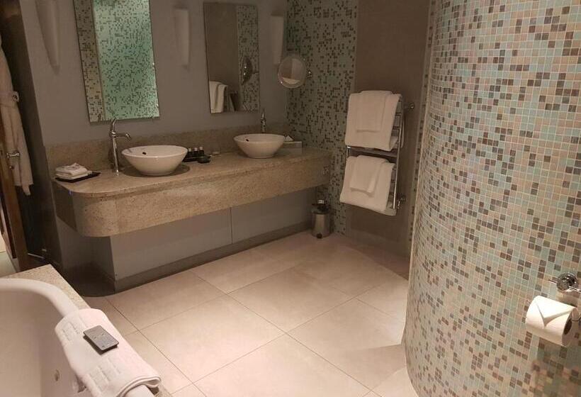 جناح مزوَّد بشرفة, South Lodge