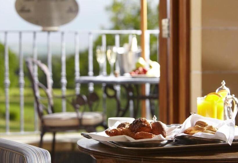 جناح مزوَّد بشرفة, South Lodge