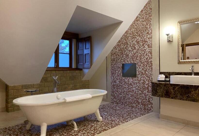 جناح, South Lodge