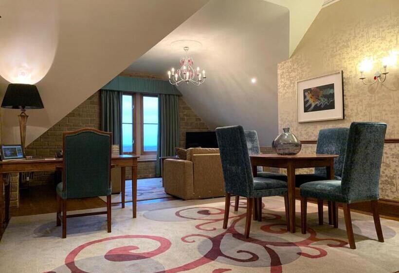 جناح, South Lodge