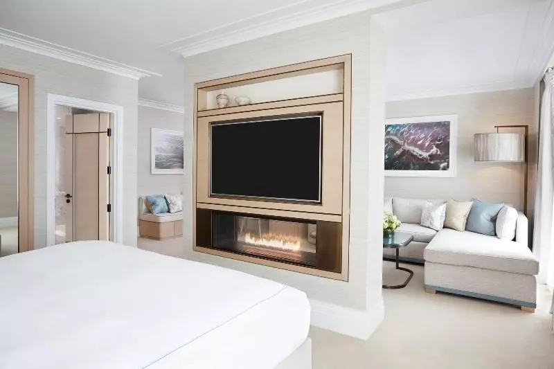 سوییت جونیور لوکس, The Berkeley, Maybourne