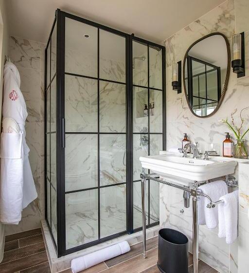 スタンダードルーム, The Falcon