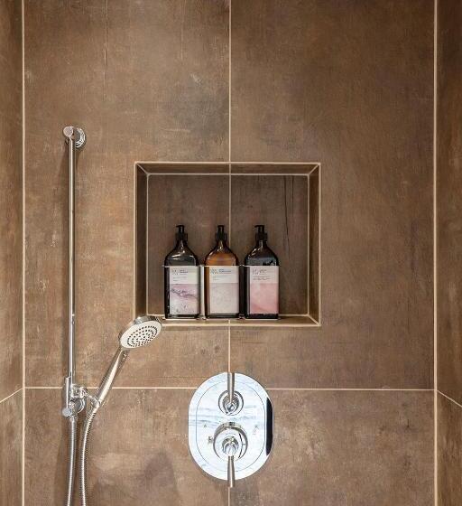 デラックスルーム, The Falcon