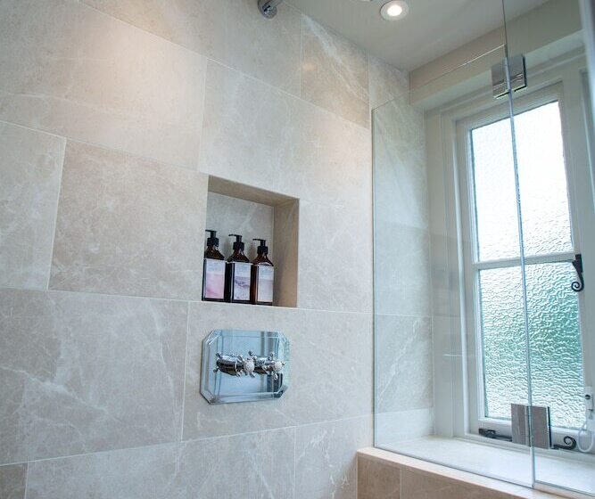 ファミリールーム, The Falcon