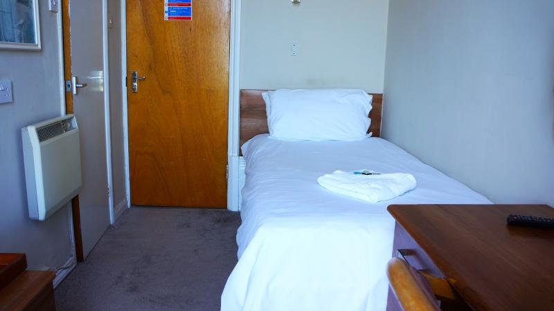 标准单人间, The Oban