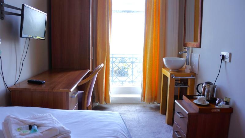 标准单人间, The Oban