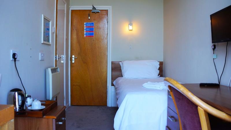 标准单人间, The Oban