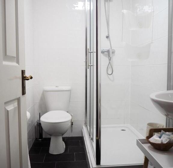 חדר משפחתי, Wrangham House