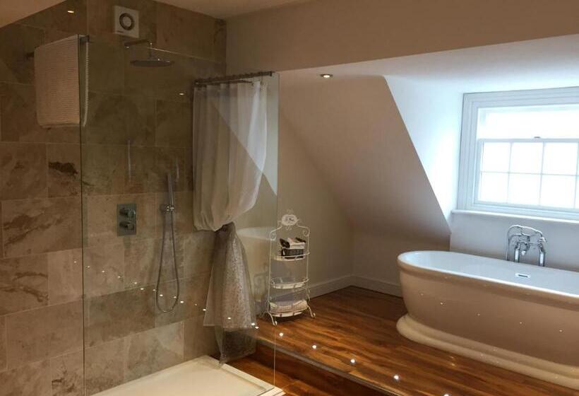 מיטת קינג בסוויטה, Wrangham House