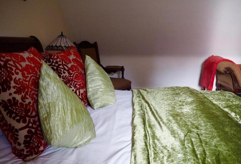 מיטת קינג בסוויטה, Wrangham House