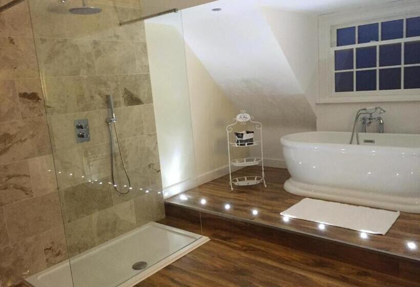 מיטת קינג בסוויטה, Wrangham House