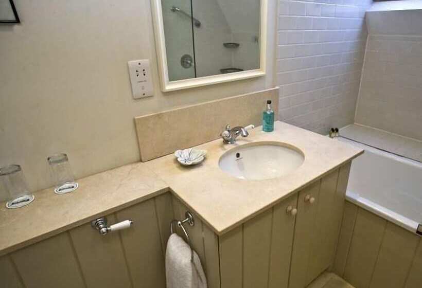 スタンダードルーム, Langrish House