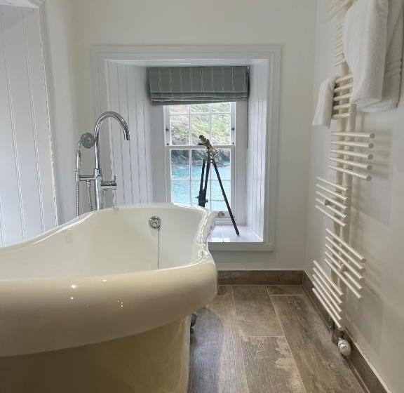 小室, Lugger Hotel ‘a Bespoke Hotel’