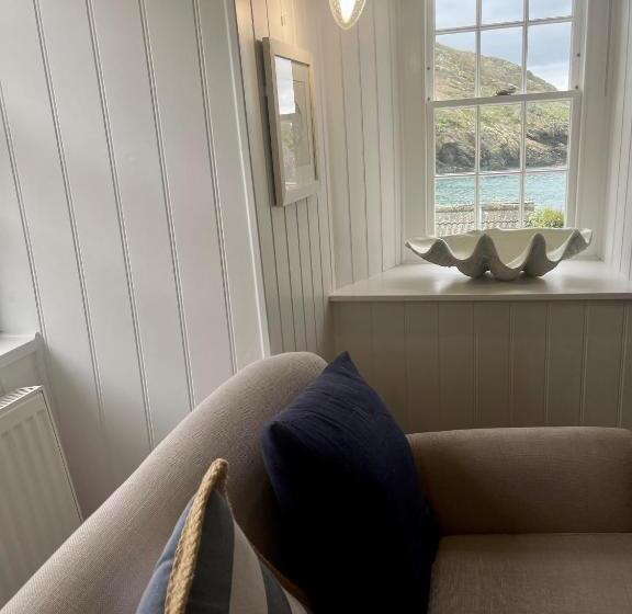 小室, Lugger Hotel ‘a Bespoke Hotel’