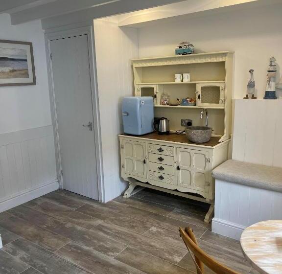 小室, Lugger Hotel ‘a Bespoke Hotel’