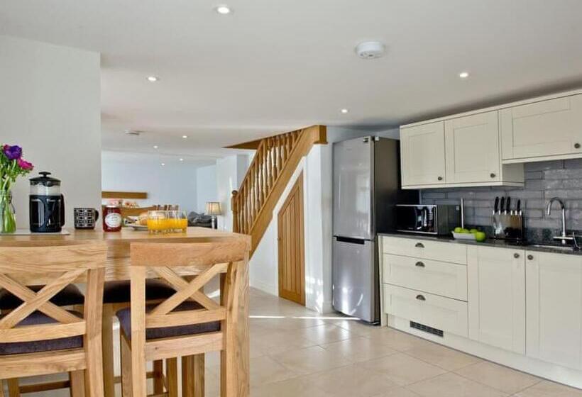 小室, Lugger Hotel ‘a Bespoke Hotel’