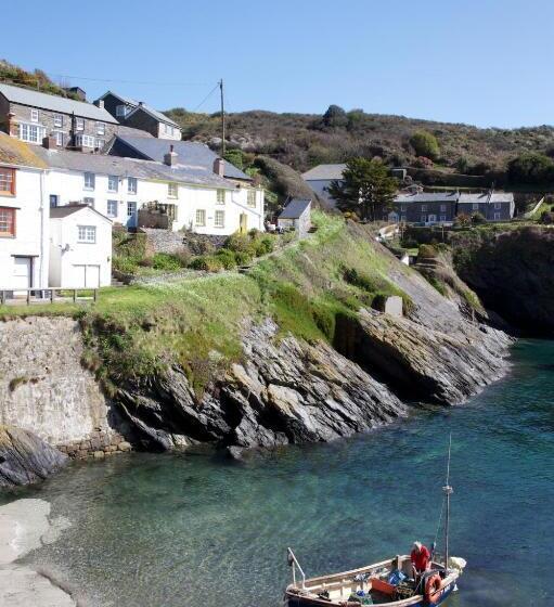 小室, Lugger Hotel ‘a Bespoke Hotel’