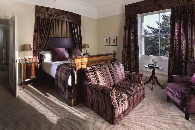 Suit Deluxe, Macdonald Leeming House