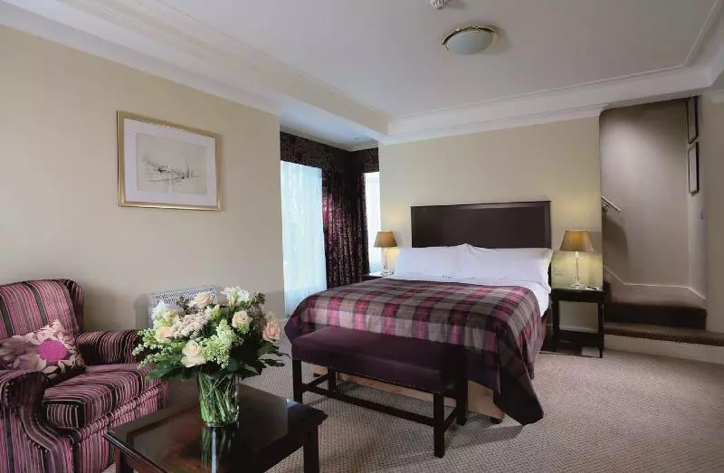 Suit Deluxe, Macdonald Leeming House