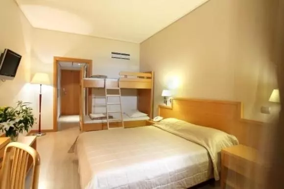 Chambre Standard Quadruple Vue Mer, Messinian Bay