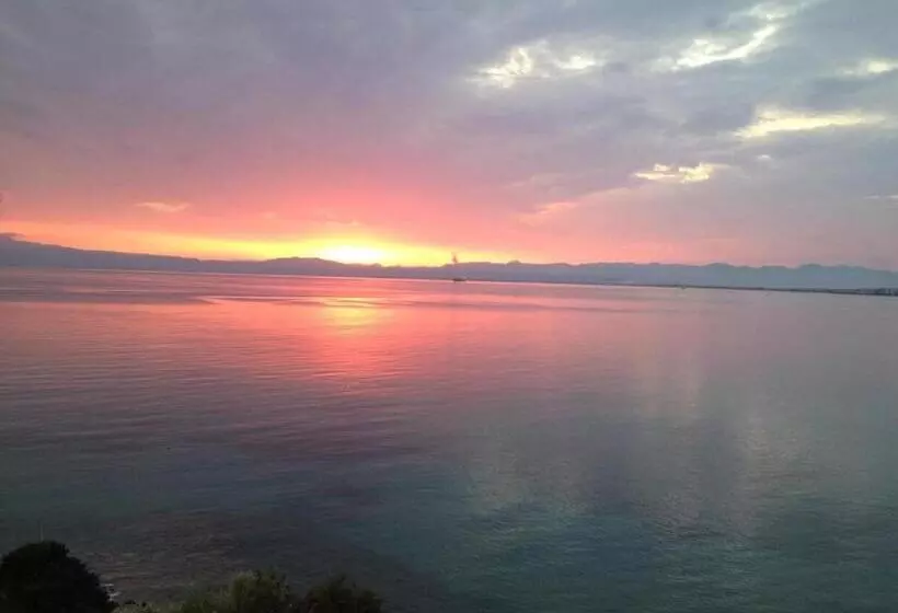 Chambre Familiale Vue Mer, Messinian Bay