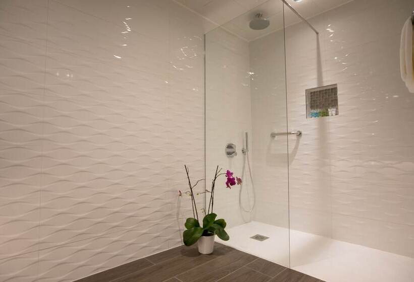 اتاق اجرایی, The Eliott