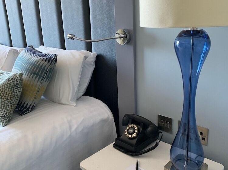 اتاق اجرایی, The Eliott