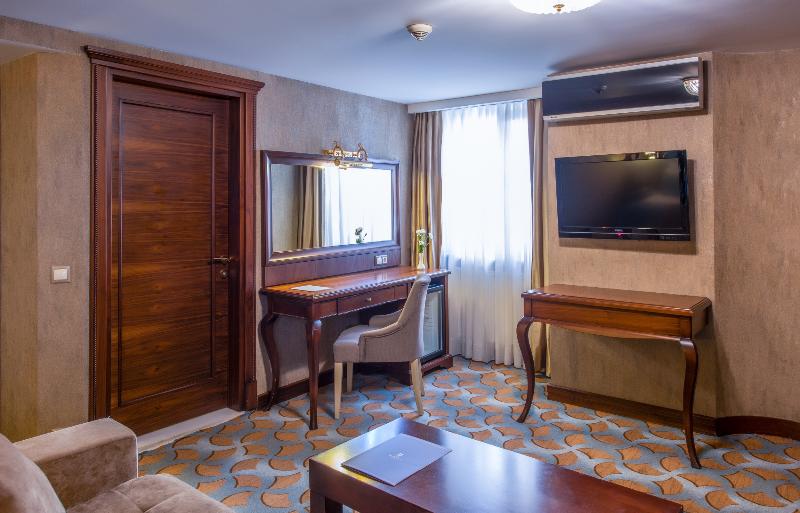 اتاق اجرایی, The Eliott