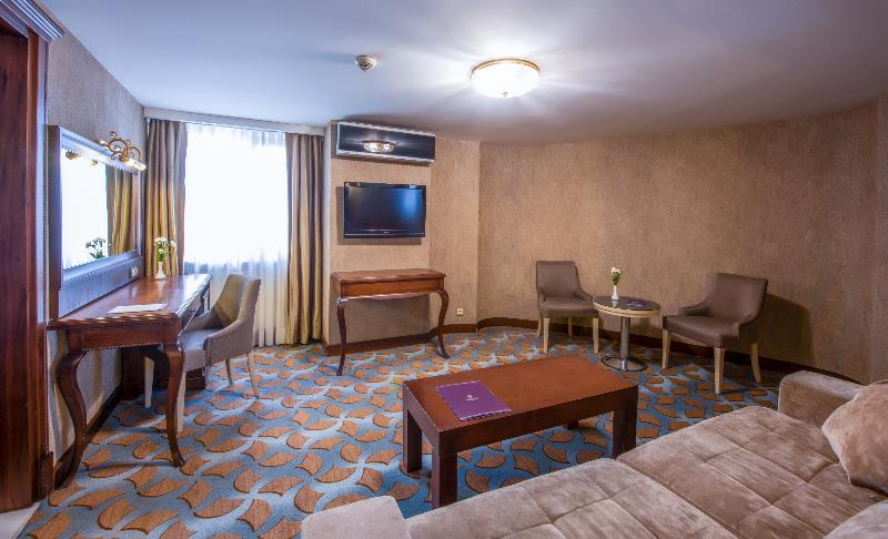 اتاق اجرایی, The Eliott